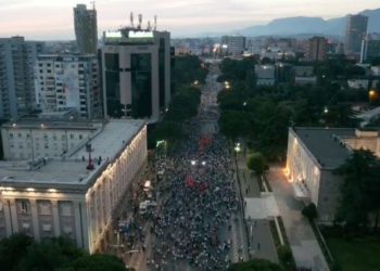 Pamje me dron nga protesta e opozitës