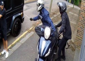 Video/Mbrojtësi i Arsenal shpëton shokun e tij turk Ozil nga një sulm i armatosur në Angli
