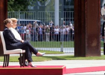 VIDEO/ Dridhjet e Merkel shqetësojnë gjithë vendin, kancelarja qendron ulur edhe kur këndohet himni