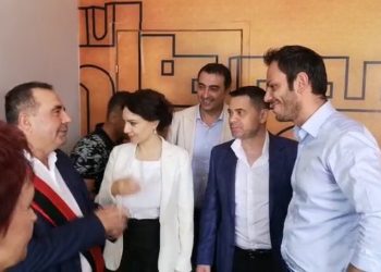 FOTO/ Bashkiaku i djathtë që e dorëzoi në paqe zyrën e tij