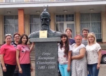 Busti i Skënderbeut vendoset në fshatin e Ukrainës ku banojnë shqiptarë