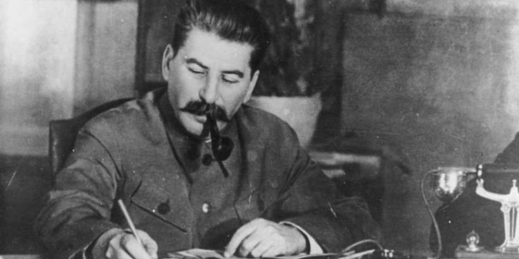 Ständige Freundschaft mit Stalin.
"Freundschaft mit Stalin ist die Gewähr des Sieges, des Friedens und der Zukunft" heißt es in dem Aufruf der Regierung der Deutschen Demokratischen Republik zum 70. Geburtstag von Generalissimus Stalin am 21.12.39.
UBz: I.W. Stalin am Schreibtisch
Aufn.: Illus-SNB   5.12.49
4636-49