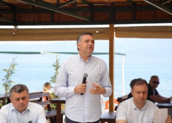 Klosi në Pogradec: S’lejohet zaptimi i plazheve