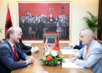 Meta i ankohet diplomatit britanik: Shqipëria duhet të rikthehet në “shinat” e demokracisë