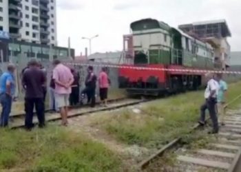 Gjendet një grua e pajetë mbi shina në Peqin, dyshohet të jetë përplasur nga treni