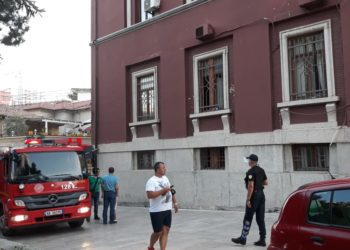 Merr flakë bodrumi i Bashkisë së Durrësit, shkak i zjarrit dyshohet shkëndijë elektrike (video)
