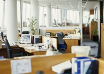 Nga shpërblimet tek ndëshkimet/ Kuvendi publikon rezolutën me 7 pika: Gjobiten nëpunësit civilë që morën pjesë në fushatë