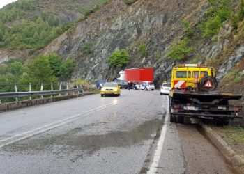Aksident i rëndë në Librazhd, “Range Rover” përplaset me kamionin (FOTO)