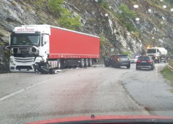 Aksident i rëndë në Librazhd, “Range Rover” përplaset me kamionin (FOTO)