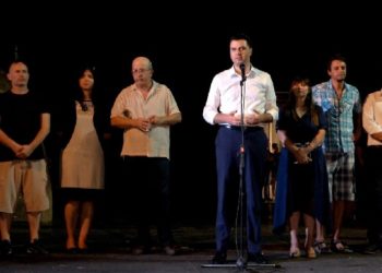 Basha “fushatë” në skenën e teatrit në sallën me militantë: Do gjurmojmë çdo qindarkë të marrë nga populli