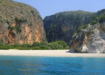 Turistët gjermanë bllokohen në Gjipe, shpëtohen nga policia nëpërmjet litarëve