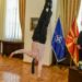 VIDEO / Ambasadori çudit presidentin maqedon, i bën vertikalen në zyrë