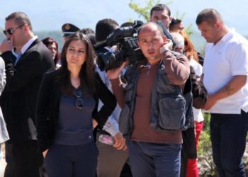 Plas te PD-ja/ Pas FOTOS së Erla Mëhillit me Topallin, Basha pushon nga puna kameramanin e Berishës