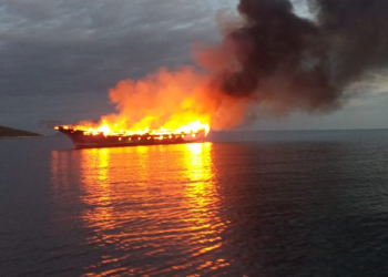 VIDEO+FOTO/ Anija turistike shpërthen në flakë në Karaburun, njerëzit hidhen në det për të shpëtuar