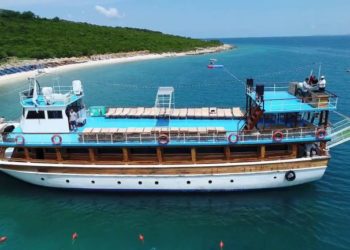 FOTO/ Vetëm struktura metalike mbi ujë, ja çfarë ka mbetur nga anija “Aqua Marine” në Karaburun