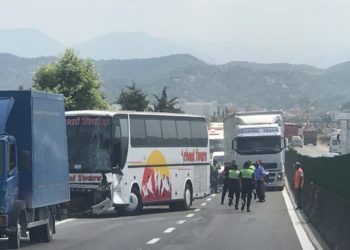 FOTO/ Aksident në autostradën Tiranë-Durrës, autobusi me turistë përplaset me kamionin