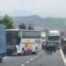 FOTO/ Aksident në autostradën Tiranë-Durrës, autobusi me turistë përplaset me kamionin