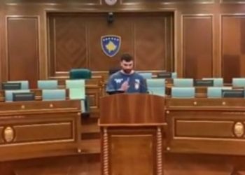 VIDEO/ Habit këngëtari, iu drejtohet fansave nga foltorja e Kuvendit
