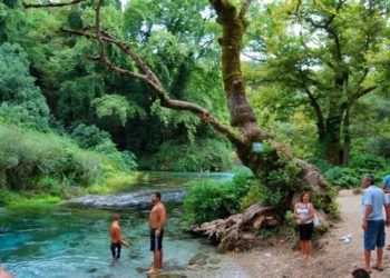 Shqiptarët i shpëtojnë jetën turistit britanik tek Syri i Kaltër, bashkëshortja: Kurrë nuk do ju harrojmë