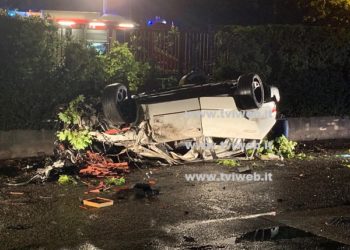 FOTO/ “Fast & Furious”, Aksidenti i frikshëm i 31-vjeçarit shqiptar, “BMW” përplaset me pemët, shtyllat dhe shikoni si përfundon