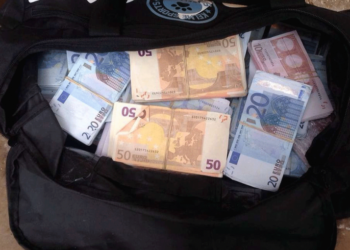 Pushuesi i ndershëm habit me gjestin, kthen çantën e gjetur me 75,000 euro
