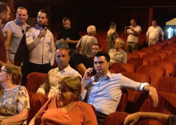 Hapen dyert e Teatrit Kombëtar, Basha dhe protestuesit ulen në sallë