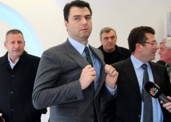 Basha nxjerr aleatët që të propozojnë 13 Tetorin
