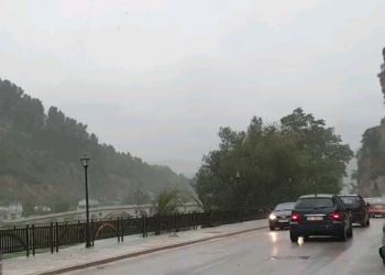Stuhi në Berat, gurët e degët mbulojnë rrugët