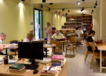 FOTOT/ Bibliotekat publike, trendi më i ri i qytetarëve të Tiranës