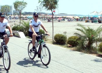 FOTO/ Sezoni turistik, zv.ministri i Brendshëm zbret në terren për të parë nga afër zbatimin e masave