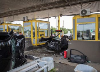 FOTO+VIDEO/ Aksident i tmerrshëm, BMW me shpejtësi merr përpara makinën ku ndodhej familja