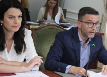 Në ‘sitë’ punonjësit e administratës/ Braçe: Ata që bëjnë punën do rrijnë, të tjerët….