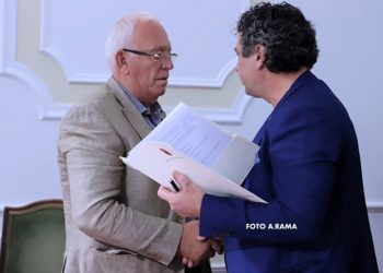 FOTO/ Pajtohen Agron Tufa dhe Spartak Braho, shtrëngojnë duart pas sulmeve dhe fyerjeve