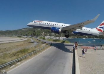 VIDEO+FOTO/ E pabesueshme, në ishullin grek avionët ulen në pistë mbi kokat e turistëve