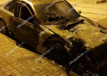 Dy makina janë djegur gjatë natës në Vlorë, zjarri i qëllimshëm