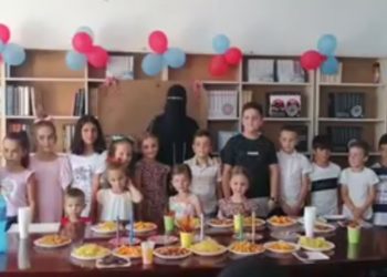 Mësuesja e veshur me burkë u jep mësim nxënësve të shkollës fillore në Preshevë (video)