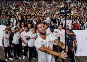 Juventusi bllokon shitjen e mbrojtësit, faji i Chiellinit