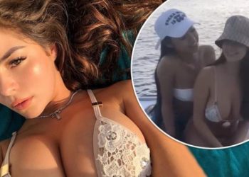 FOTO/ Demi i lë pak vend imagjinatës, bikini mezi i mban….