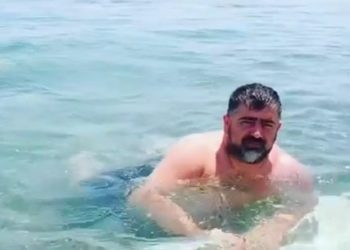 VIDEO/ Ish-deputeti ‘Kaubojs’ sulmon Metën: Tallë leshin me shqiptarët që u ka vjedh floririn, tani vjedh batutat e Nard Ndokës