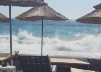 FOTO/ “Çmendet” deti, dallgët gjigande trembin pushuesit në Shqipëri