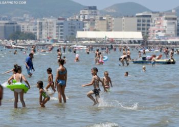 FOTOT/ Tirana pushton plazhin e Durrësit