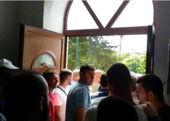 FOTO/ Devoll, militantët e PD-së përplasen me të zgjedhurit e Këshillit, kryebashkiaku: Nuk e liroj zyrën