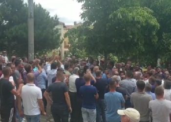Basha drejton protestën, militantët kërkojnë të hyjnë në bashkinë Devoll: T’i shporrim me çdo kusht