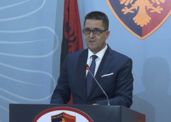 “Furtunë” në administratë, pranga dhe hetim 30 zyrtarëve