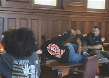 VIDEO+FOTO/ Moment tronditës në gjykatë, vëllezërit rrahin vrasësin e nënës së tyre