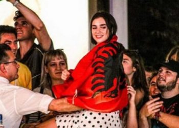 “Një javë derisa të kthehem në atdhe”/ Dua Lipa e emocionuar për kthimin në Kosovë