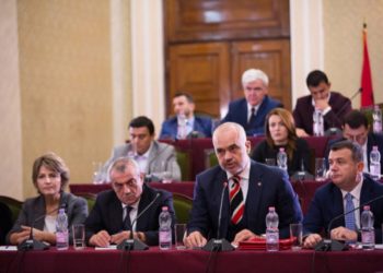 Pak orë para seancës për Metën, kryeministri mbledhje grupi në Kryesinë e Kuvendit