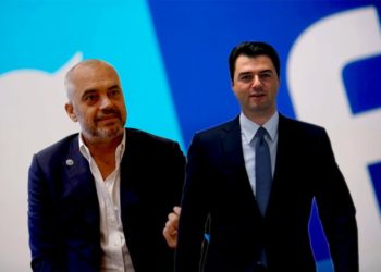 Teatri/ Rama ironizon Bashës: Disa persona shpikin vepra teatrale imagjinare, skenarin e të cilave e përshtasin me sikletet e tyre