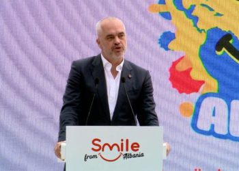 Rama: Turistët prisnin maskat te Qafa e Muzinës, por u dolën para djem e vajza
