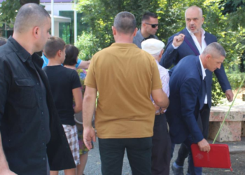 FOTO/ Vazhdon të surprizojë me veshjen, Rama shfaqet me stil ndryshe në mbledhjen e Kryesisë